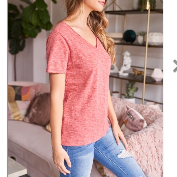 Brick red short sleeve V-neck tied back hem detail top. CUTE! - Picture 4 of 12